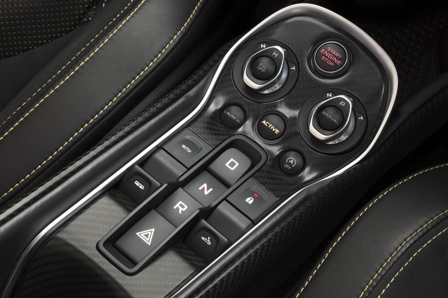 Детали интерьера McLaren 570S Spider 2017 года  (UK) (фото 17 из 56)